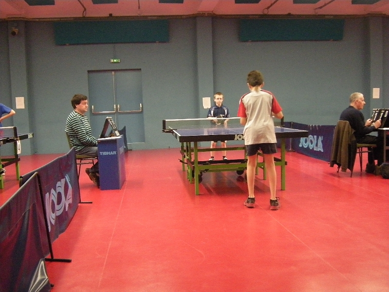 Sylvain Gobinet au fond qui s'incline en 4 sets serres face a Dylan Grangenois.JPG